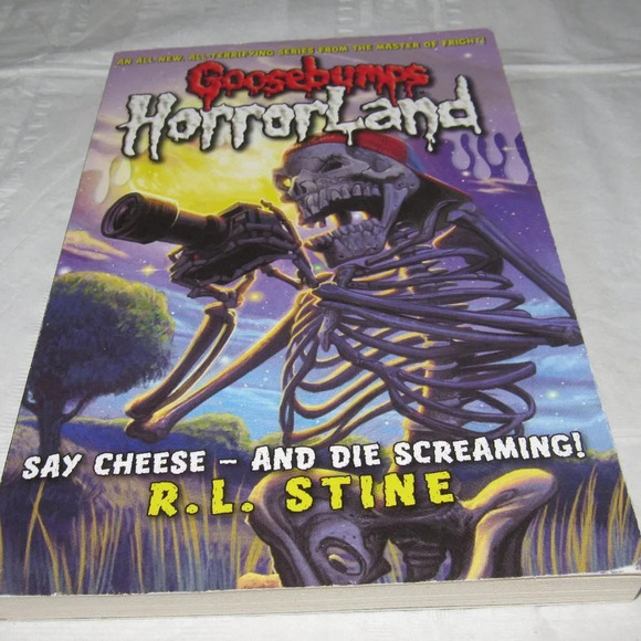 R.L. Stine Goosebumps Horrorland SAY CHEESE – AND DIE SCREAMING Chapter Book (#8 - Picture 1 of 4